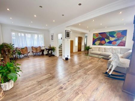 4 bedroom detached house to rent - Photo 3