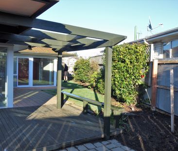 Great Location 3-Bed House with Double Garage - Photo 1