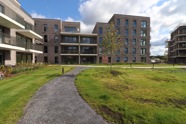 Een BEN-nieuwbouwappartement op het gelijkvloers met 2 slaapkamers, terras, autostaanplaats en kelderberging. - Photo 1