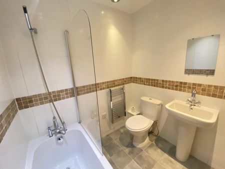 1 bedroom Flat To Let - Photo 2