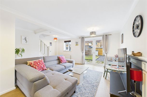 3 bedroom House in Southern Way, Farnborough - Photo 1