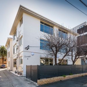 Large Apartment in Prime Location - Photo 2