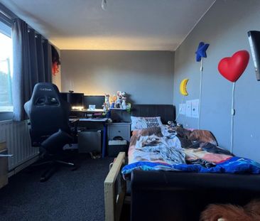 4 bedroom semi-detached house to rent - Photo 2