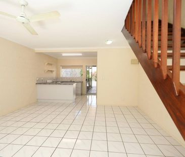 Nice Townhouse - Swimming Pool - Short walk to IGA - Photo 6