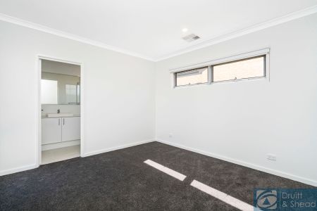 Modern & Bright Villa In Prime Location - Photo 4