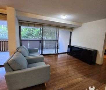 Queen size bedroom only for rent in South Brisbane - Photo 2