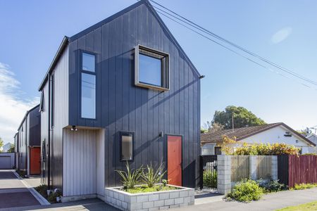 Modern Two-bedroom Townhouse with One Off Street Car Park in Addington. - Photo 2