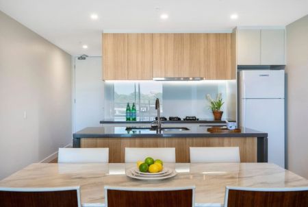 Spacious 3-Bedroom Apartment with 2 Parking Spaces, Storage & Breathtaking Views - Photo 4