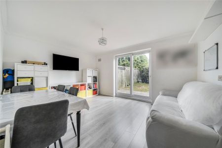 Rutherwyk Road, Chertsey, Surrey, KT16 - Photo 2