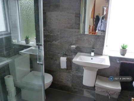 4 bedroom semi-detached house to rent - Photo 5
