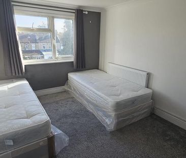 6 bedroom terraced house to rent - Photo 2