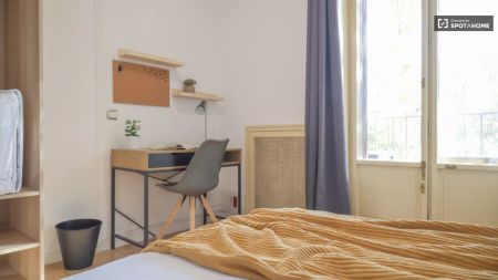 Room in a shared 18-bedroom apartment for rent in Argüelles, perfect for professionals and students - Photo 3