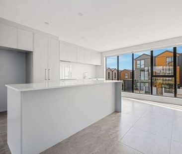 CITY CENTRE – 3 BEDROOM, 2 BATHROOM, SINGLE GARAGE - Photo 3