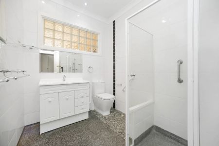 Three Bedroom Family Home Only Minutes From The Beach - Photo 3