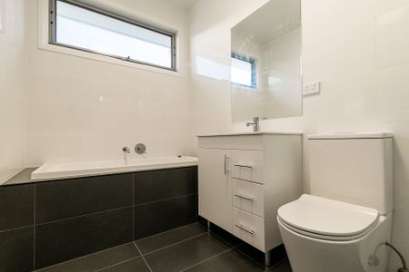 Unit 4/2 La Scala Court, - Photo 5