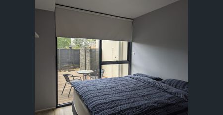 Single-Level with Huge Private Courtyard. - Photo 3