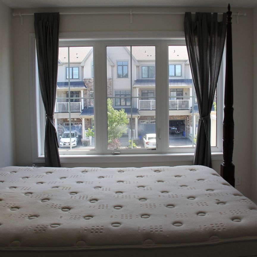 For Lease - 20 Blackpool Lane, East Gwillimbury, Ontario - Photo 1