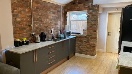 1 bedroom in a house share to rent - Photo 5