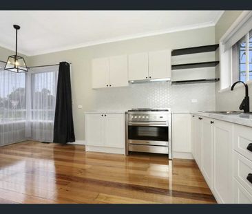 Three bedroom home in the heart of Lalor - Photo 2