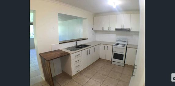 Charming Family Home in Prime Location – Spacious, Convenient, and Ready to Enjoy! - Photo 2