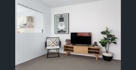 Superb location with Harbour Bridge and city skyline views - Photo 2