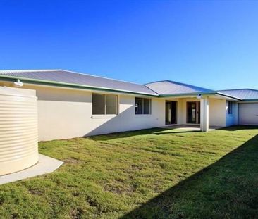 Air Conditioned Home with 2 Living Areas Plus Office - Photo 2