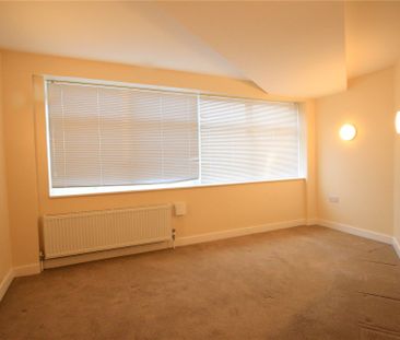 3 bedroom Flat in Hale Way, Camberley - Photo 1