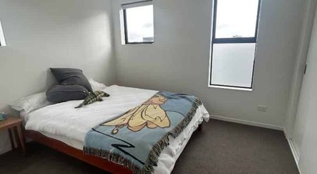 Award-Winning New Townhouse -3 bedroom 2 bathroom - Photo 5