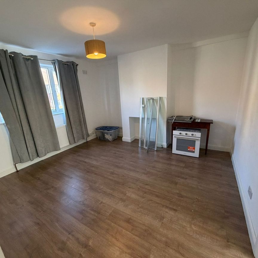 3 Bed Semi-Detached House, Greenwich, SE12 - Photo 1