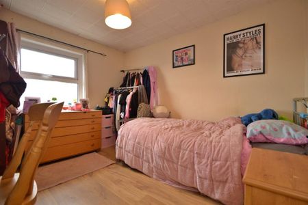 3 bedroom flat to rent - Photo 3