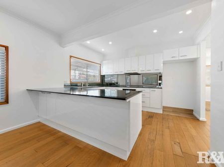 LARGE FAMILY HOME CLOSE TO WOY WOY TOWN CENTRE! - Photo 4