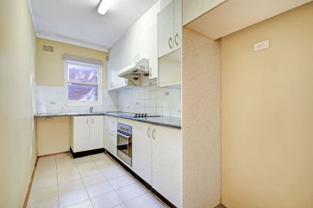 Centrally Located Two Bedroom Apartment Just Moments From Parks, Shops & Transport - Photo 2