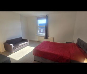 Room in a Shared House, Arthington View, LS10 - Photo 3