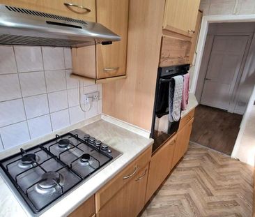 4 bedroom semi-detached house to rent - Photo 4