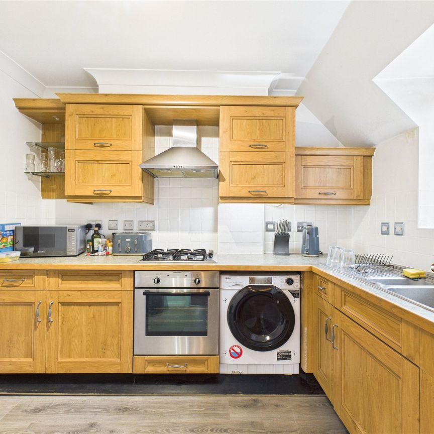 Elands Court, Camberley Elands Court, Camberley - Photo 2