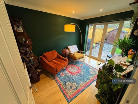 4 bedroom detached house to rent - Photo 2