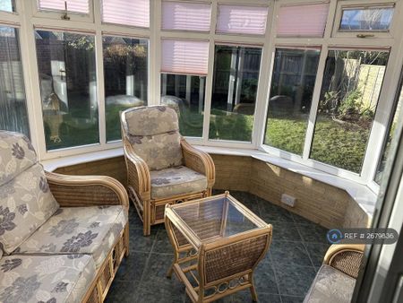 4 bedroom detached house to rent - Photo 2