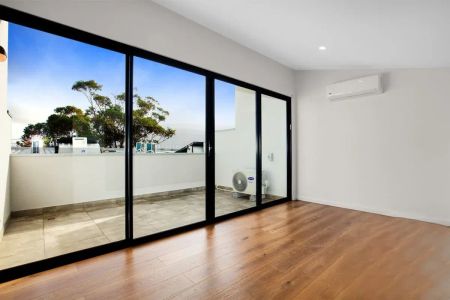 Modern townhouse in one of Melbourne's premier suburban locales! - Photo 2