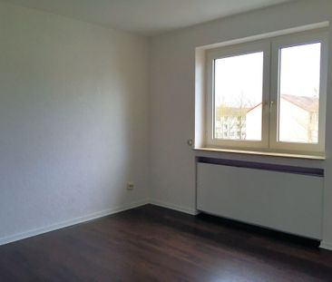 Gepflegte 2-Zimmerwohnung mit Loggia und Einbauküche - Photo 2