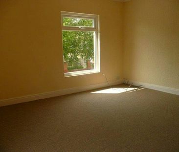 Terraced House to rent on - Photo 5