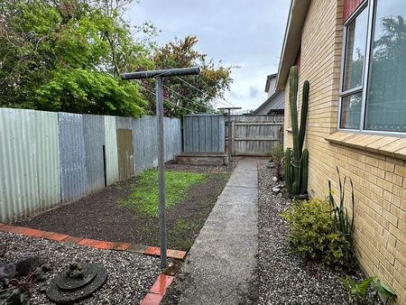 Sunny 2 Bedroom Unit, in Handy Location - Photo 3