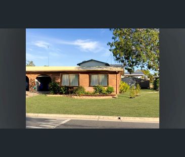 2/394 Richardson Road, Norman Gardens, Qld 4701 - Photo 6
