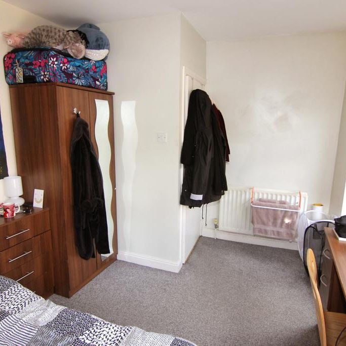 Flat 3, 32 BRUDENELL AVENUE Leeds - LS6 1HD - Photo 1