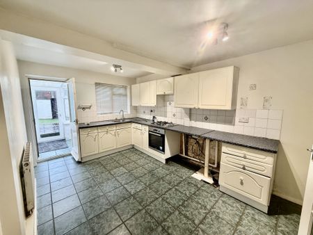 Detached 3-bed home on Links Close, Derby. lounge, conservatory, fitted kitchen, family bathroom, enclosed rear garden & driveway parking. Sought-after cul-de-sac near schools, shops & transport links. EPC D, Council Tax Band C. Available now, unfurnished, family friendly, early viewing advised. - Photo 5