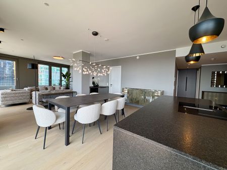 Wo Eleganz auf Luxus trifft: TOP-möbliertes Apartment mit Rundumblick (Gym, Pool, Spa, Lounges, ...) - Photo 2