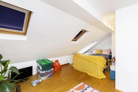 Period split level house with 4 double bedrooms and a garden mins to tube - Photo 3