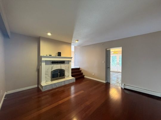 Breathtaking Ocean-View 5 Bedrooms, 4 Bathrooms, Prime Westside in White Rock! - Photo 1