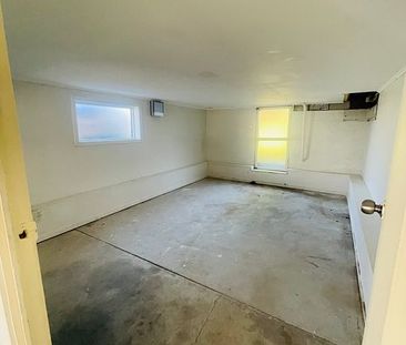 Sunny 2BR Onehunga Unit w/ large garden & Parking! - Photo 2