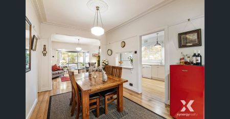 Charming 3-Bedroom House In Cheltenham - Photo 2