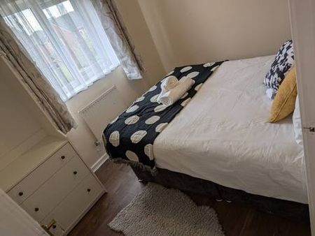 3 Bed Semi-Detached House, Barrow Hill Road, M8 - Photo 2